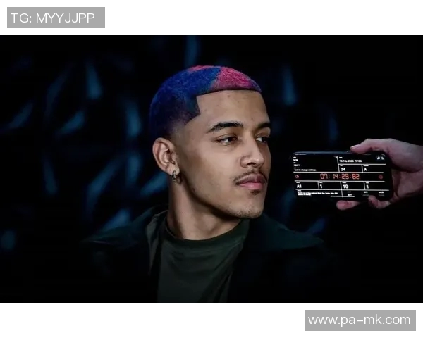 索汉女友观赛换新装引热议时尚造型再度吸引眼球